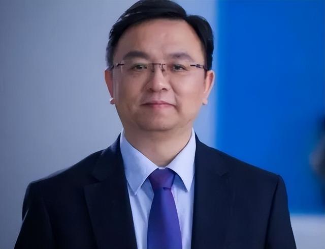 王传福：13岁丧父15岁丧母，嫂子卖嫁妆供上学，百亿身家不忘报恩