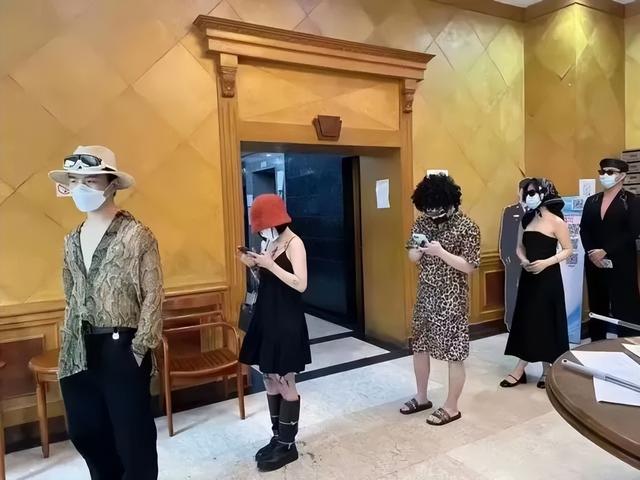 上海人做核酸，堪称时装秀