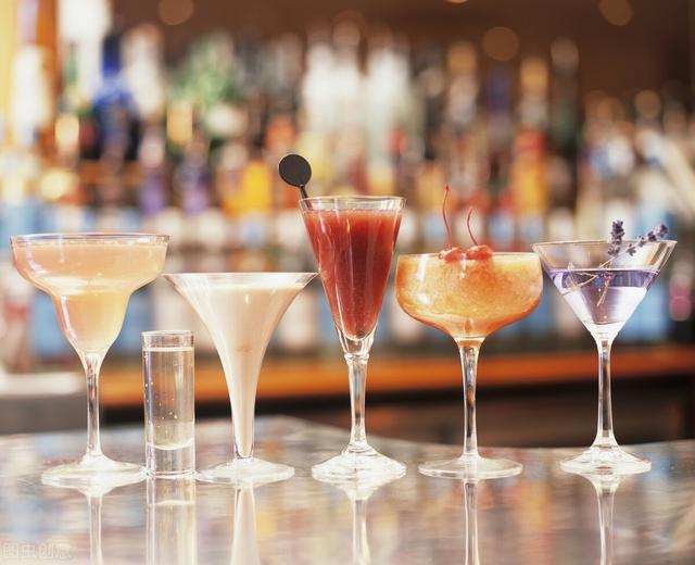 糖尿病喝酒会升血糖？医生：不一定！糖友饮酒要注意5点