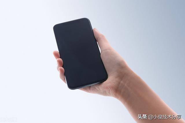 手机屏幕在阳光下看不清怎么办？只需打开这个开关，就能快速解决