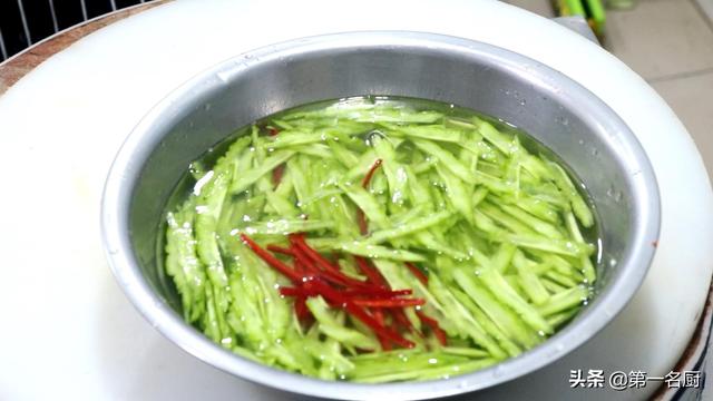 睡眠差可能是肝火旺，建议多吃这5样，润燥降肝火，安睡到天亮