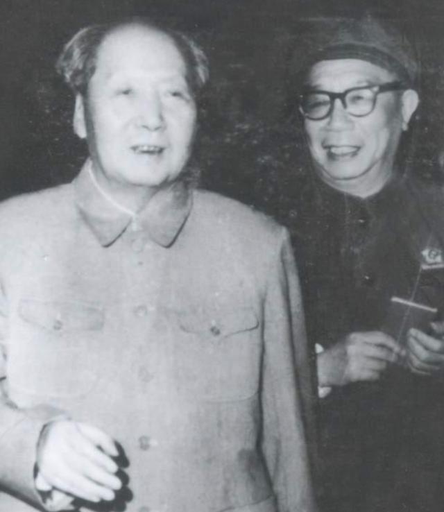 68年陈士榘边鼓掌边后退，毛主席看后拽着他向前，说：到我身边来
