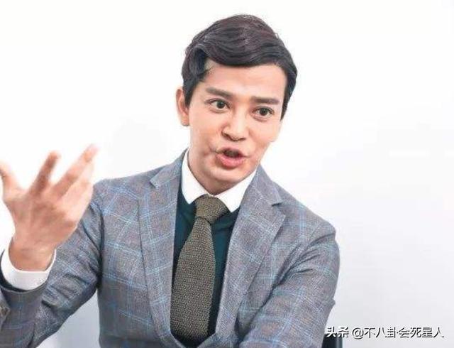 “假冻龄男神”被揭穿，脸肿、僵硬、笑不出来，钟汉良尤其明显