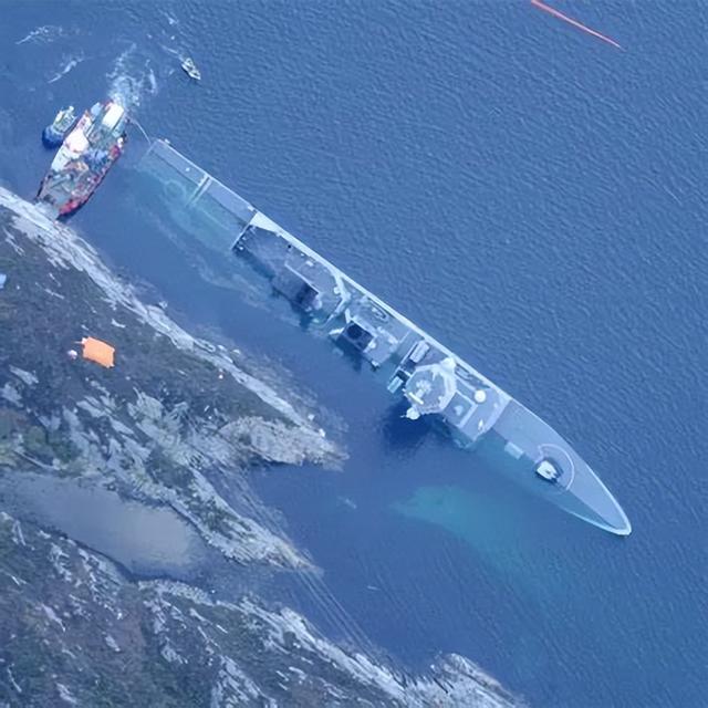 登陆舰被圆点U击沉，俄军报复转瞬即至，口径摧毁乌最大燃料基地