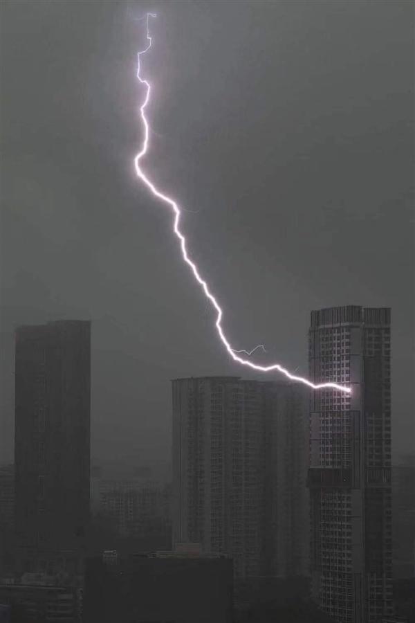 武汉某高校马桶被雷电劈成碎片，伴有烧焦气味，到底怎么回事？