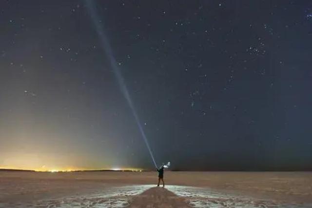 手电筒射出的光子有多少，能飞多远，会因地球引力而拐弯吗？
