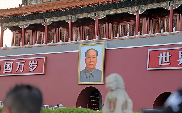 天安门城楼上，先后挂过12个人的画像，除了毛主席外，还有谁？