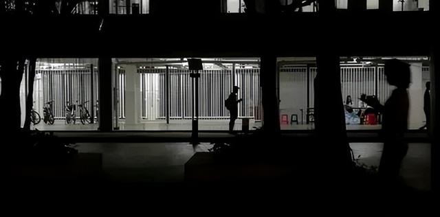 某东、某滴、某赞等巨头大裁员！员工牌堆满大箱，半层楼都空了