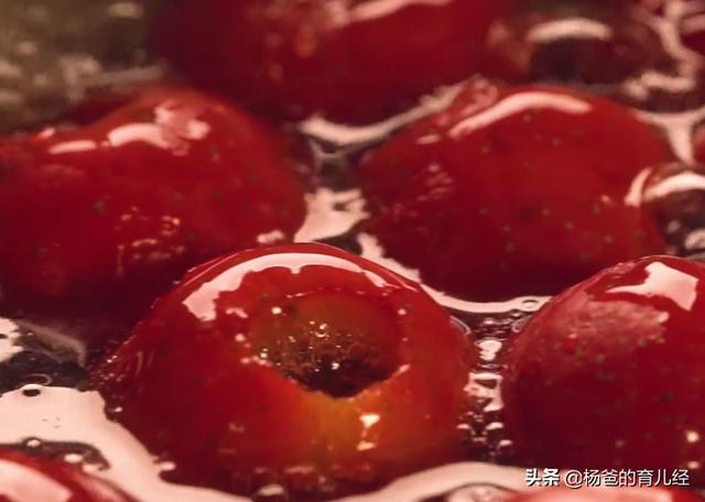 分享一款冰糖山楂，撒上干桂花，甜香又营养，家中孩子特爱吃