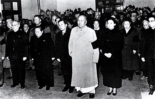 1972年，毛主席穿睡衣参加陈毅追悼会，遗孀眼含泪花：您怎么来了