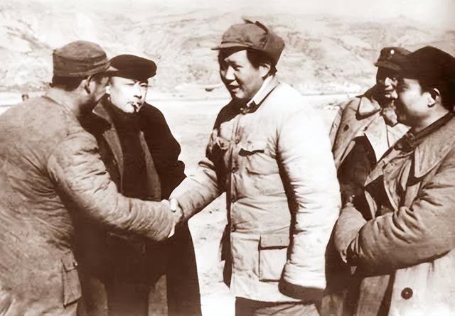 1972年，毛主席穿睡衣参加陈毅追悼会，遗孀眼含泪花：您怎么来了