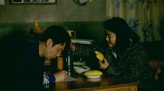 同样是“母亲专业户”，把萨日娜和宋春丽放在一起看，差别出来了