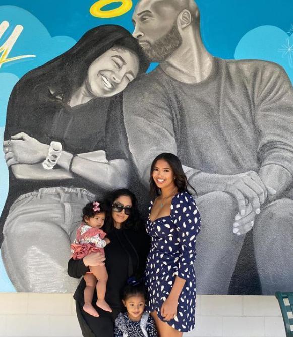 那时候科比才刚离世不久,瓦妮莎还没有从悲伤中走出来,阿泰这样做是没