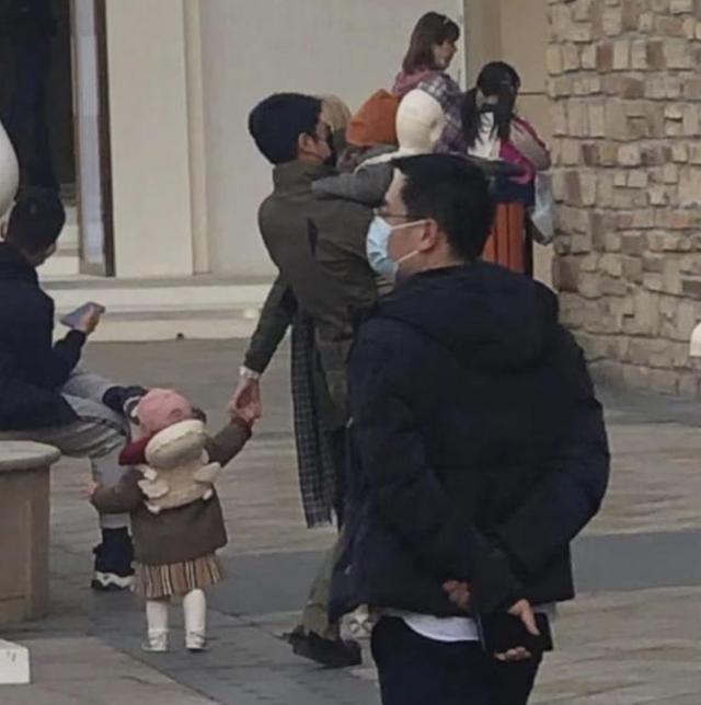 撒贝宁一家四口公园野餐，李白腿长到老公腰部，小腹微凸疑再怀孕