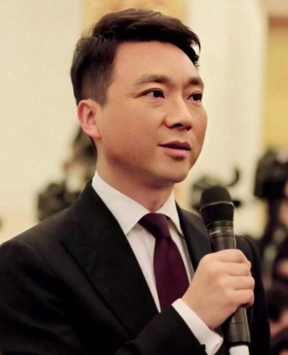 康辉：娶师妹刘雅洁，丁克22年让父母抱憾离世，风光的背后是眼泪
