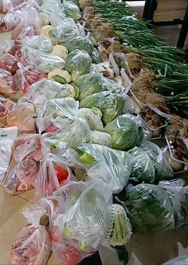 上海疫情依然严峻，但出现方方式的人，疫情需要同心协力不是抱怨
