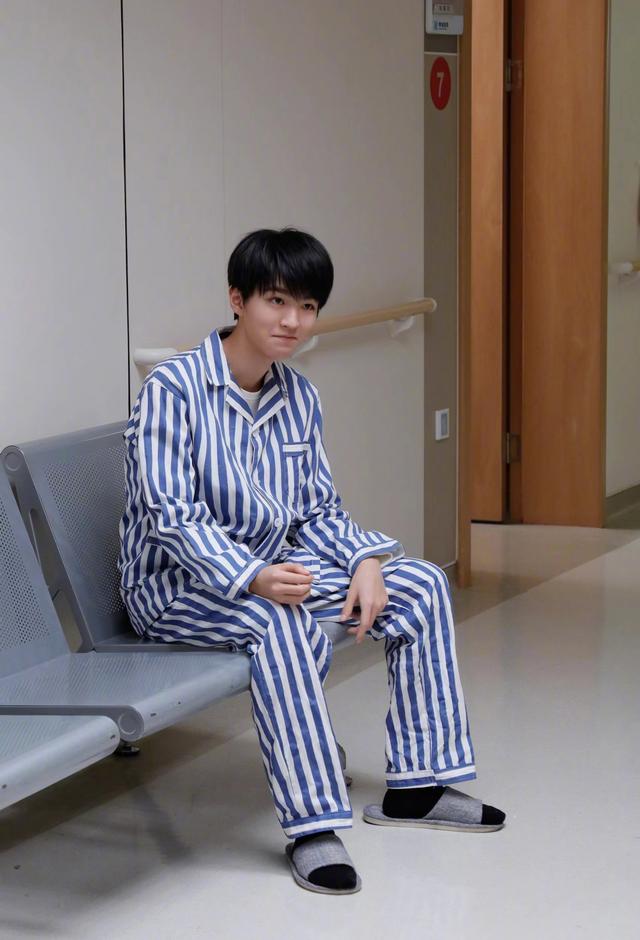 重生之门领跑网剧热度榜，王俊凯首次挑战悬疑剧，拍戏踹坏了椅子