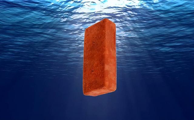 如果把砖头扔进马里亚纳海沟，它会沉到海底吗？