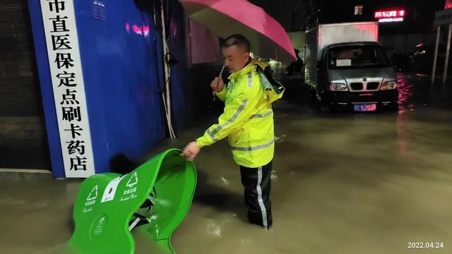 一场暴雨侵袭当阳，他们在暴雨中各种背、各种推、各种抬、各种扶、各种守……