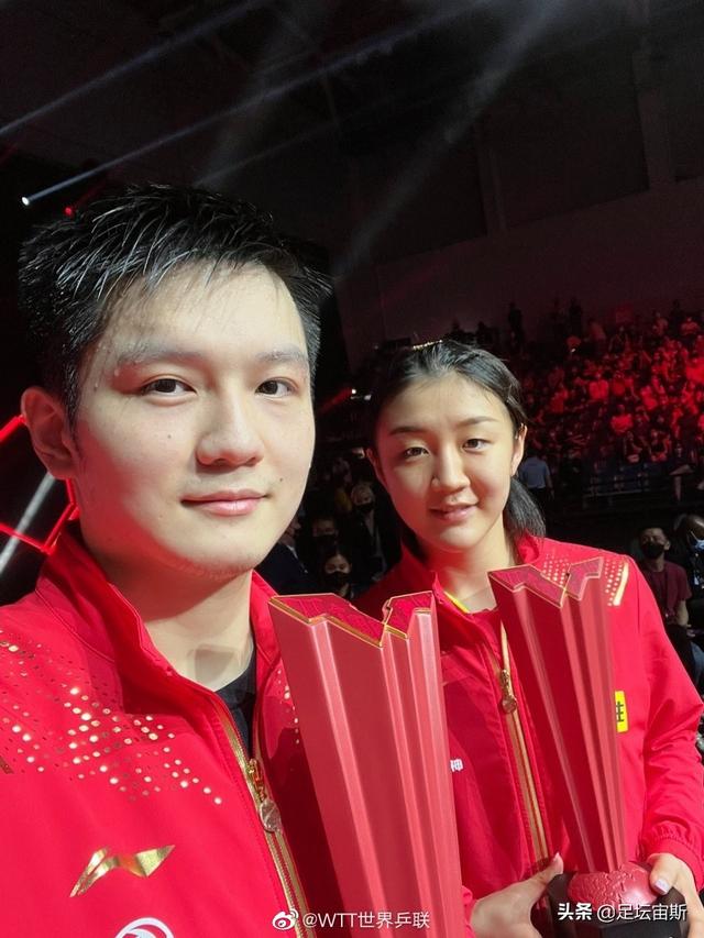 男帅女美！樊振东掌镜和陈梦自拍，王楠全家观战，女儿喜欢孙颖莎