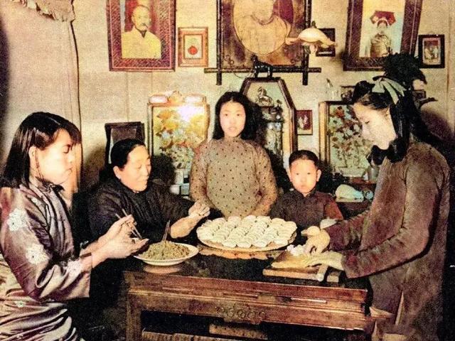 老照片：1992年被执行枪决的20岁女孩，2.7米高的美国巨人