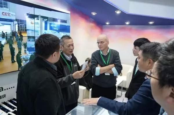 南京大学电子科学与工程学院马展