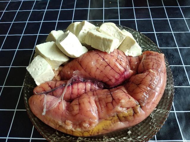 人过中年以后，建议常吃这4种食物，腿脚有劲易消化，别不懂吃