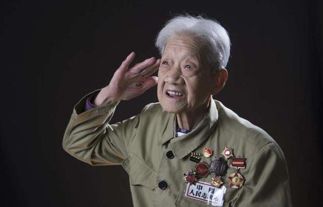 1952年女护士冒险抢回黄继光遗体，晚年遗憾叹息：当年忘了一件事