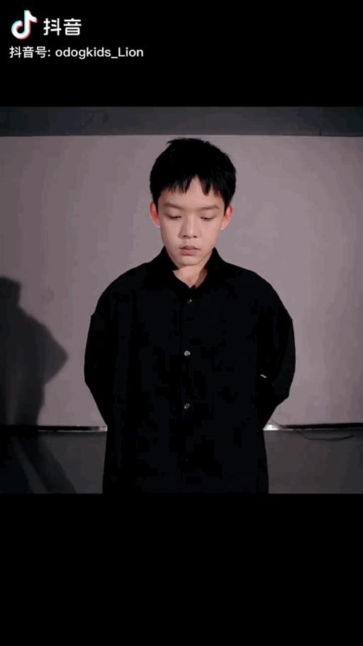 和技能于一身的少年舞者——刘洋,今年15岁的他,从小就开始学习跳舞