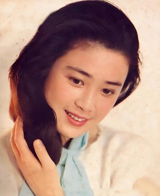 1984年,因戲結緣20歲的傅藝偉和同是演員的楊曉丹擦出愛情的火花,兩人