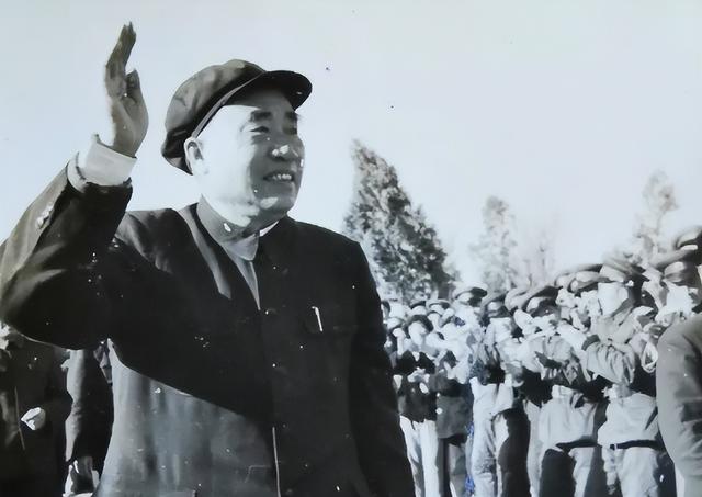 48年朱德陈毅粟裕三人赴前线，国民党路遇三人车队：立正行注目礼