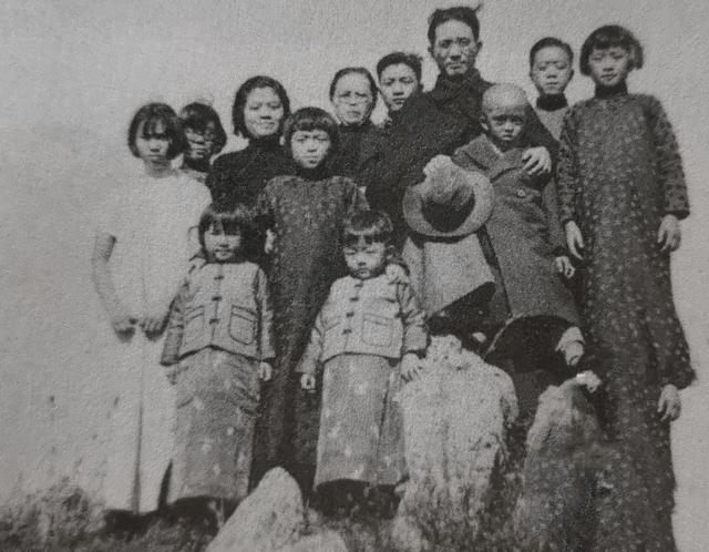 49年张治中生活困难，向傅作义借钱，周总理得知：拨出六千元给他