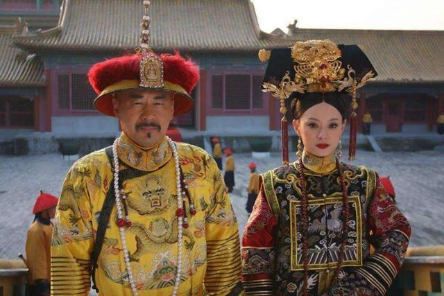 美国“林生斌”：老婆离世骨灰埋花园，独吞所有财产，9天后再婚