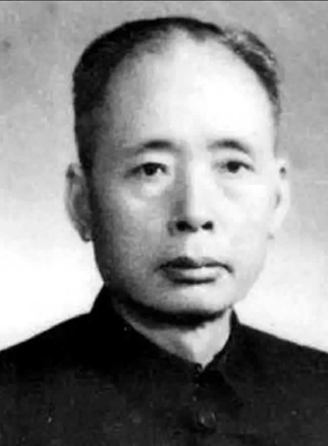 老蒋：你说郭汝瑰是地下党，证据呢？杜聿明：他家沙发有补丁