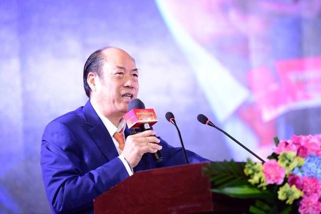 恒大融创双双被停牌，这个老农民却手握1800亿现金，还有27万亩地