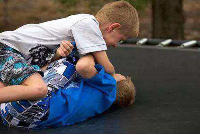 苏州男孩被同学抓伤脸，妈妈的反应令人称赞，网友：明事理的妈妈