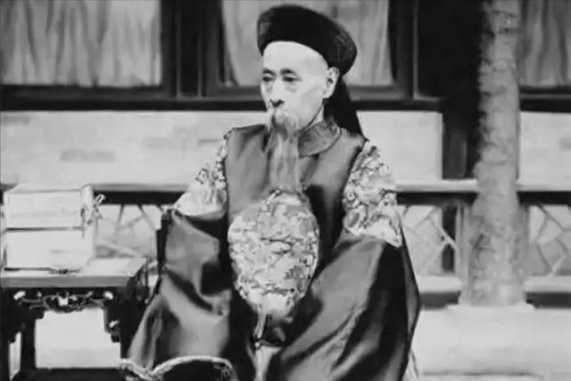 庆亲王奕劻比和珅还贪，比李鸿章更罪恶，溥仪怒骂：大清的掘墓人