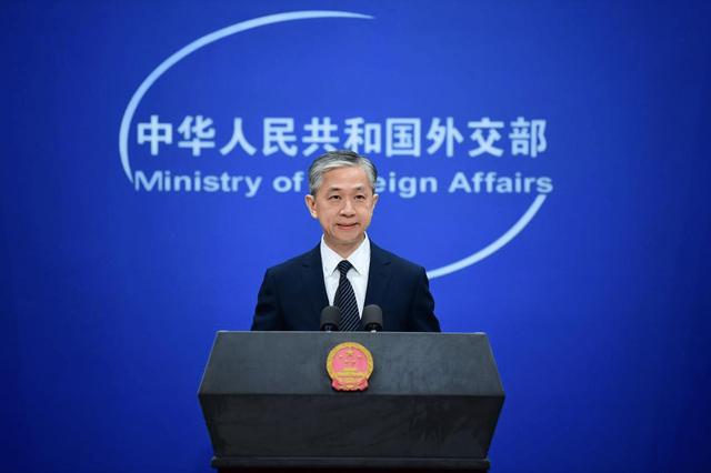 美要求中国加入对俄制裁，汪文斌反将一军发出三连问，美敢回答？