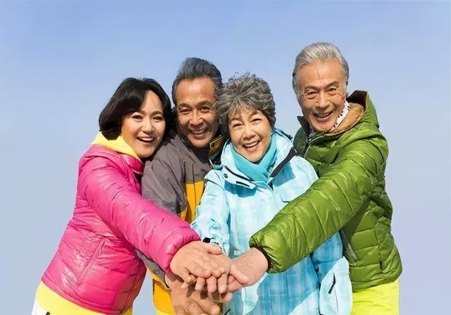 多散步对血管好？医生建议：50岁之后，坚持做这2件事或比运动好