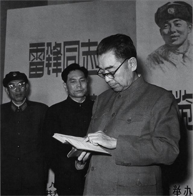 1972年，毛主席穿睡衣参加陈毅追悼会，遗孀眼含泪花：您怎么来了
