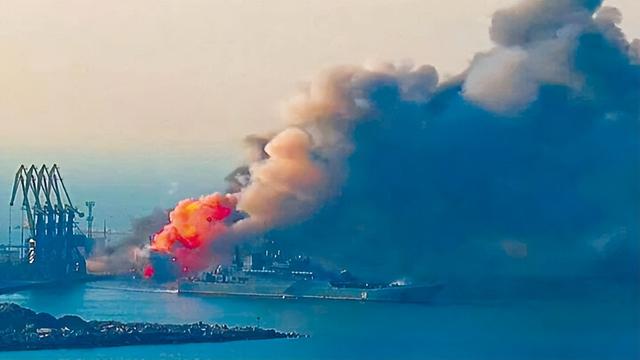黑海舰队遭遇重创，俄军巡航导弹齐射复仇，乌空军司令部变成废墟