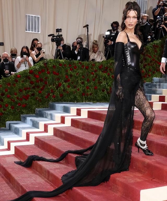 谷爱凌出席Metgala红毯争奇斗艳！黑裙成熟时尚，最美的另有其人