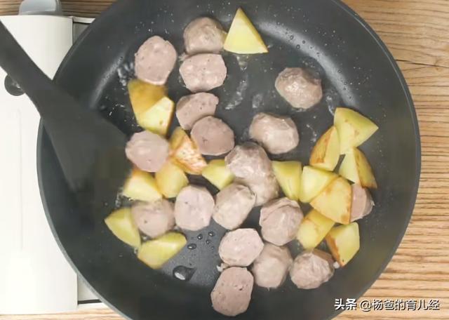 简单好吃的红焖土豆牛肉丸，鲜甜味美，营养丰富，孩子爱吃的美食
