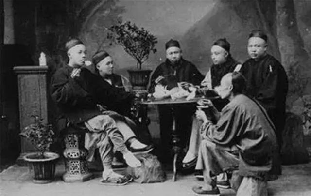 副师长叛逃台湾，老蒋给他500两黄金和美人，结果一年后就被枪毙