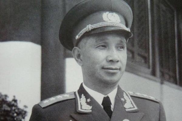 孟良崮战役战前为何许世友会怒摔粟裕的电话，战后则被陈老总批评