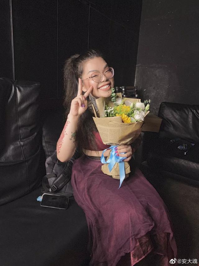 那个带给人无数快乐的安大魂因抑郁症去世了