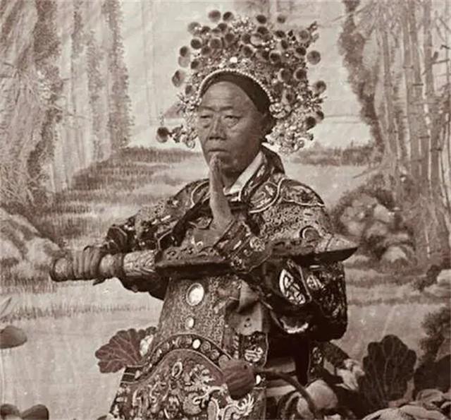 1966年北京发现李莲英墓地，机关被铁丝破解，进去发现紫红色棺材