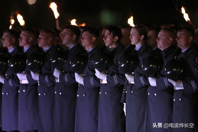 德国国防军再次举行“火炬游行仪式”：这原本就是德军历史传统