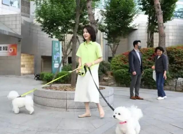 韩国第一夫人火了！颜值气质都好惊艳，穿衣搭配值得妈妈辈借鉴
