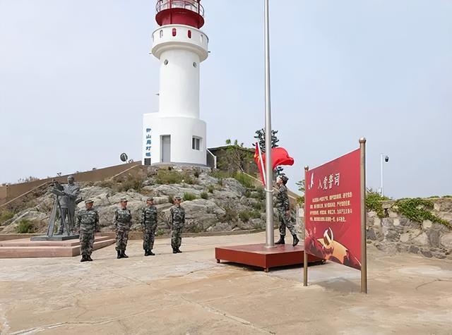 男人带妻驻守黄海孤岛32年，没电没淡水年薪5千，夜里靠喝酒壮胆